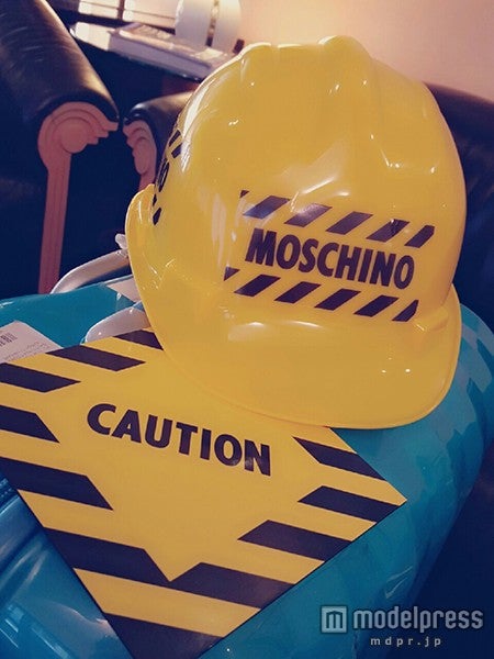 ヘルメットが招待状という遊び心（画像：所属事務所提供）