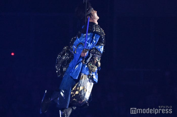 フライングする増田貴久(C)モデルプレス