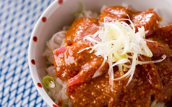 お茶漬けにすれば二度美味しい！　マグロの「ゴマ味噌漬丼」