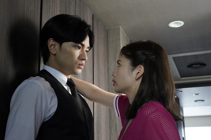 中島健人、小芝風花 「彼女はキレイだった」最終話より(C)カンテレ・フジテレビ