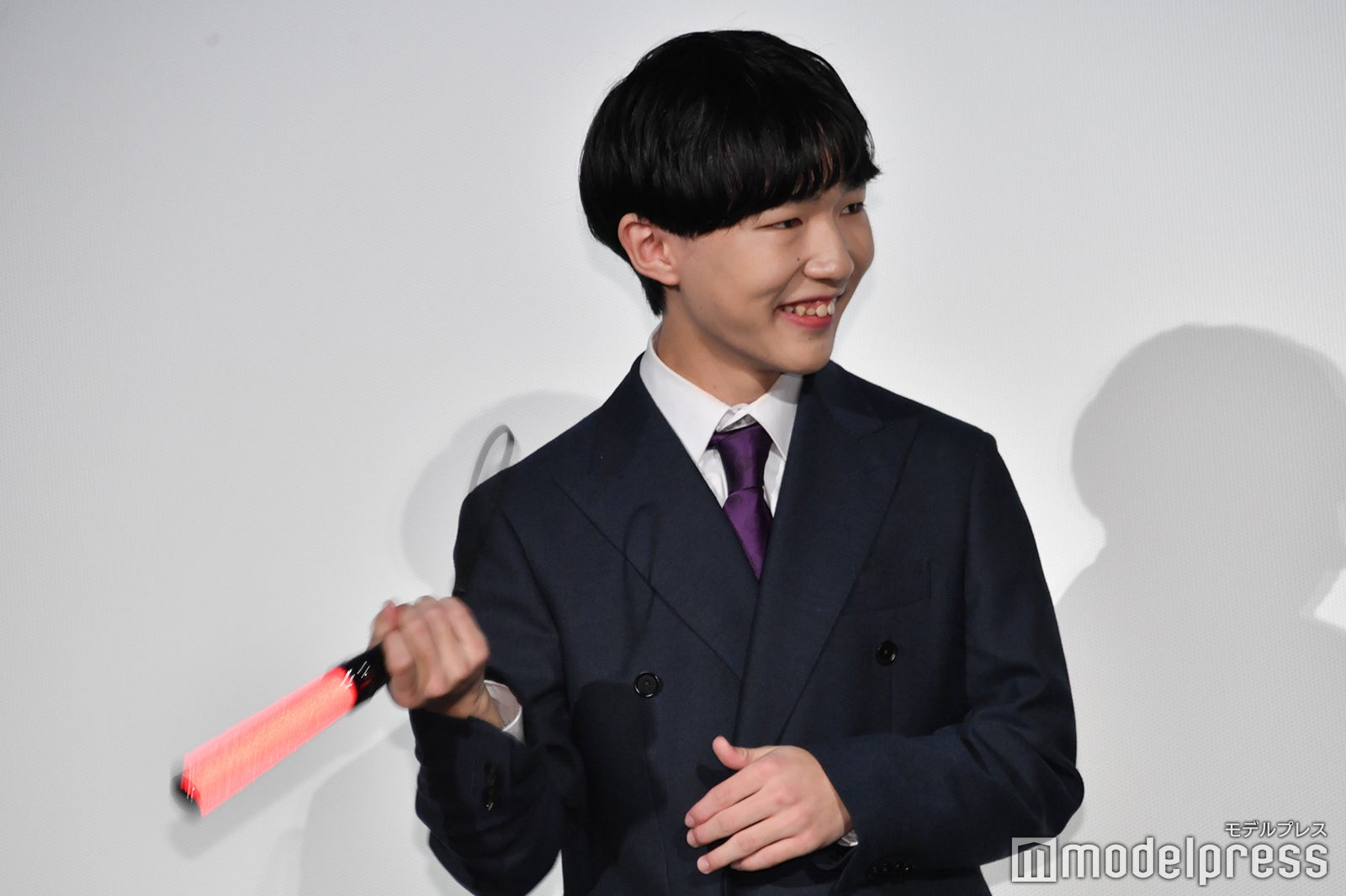 ペンライトを手慣れた手付きで回す後聖人（C）モデルプレス