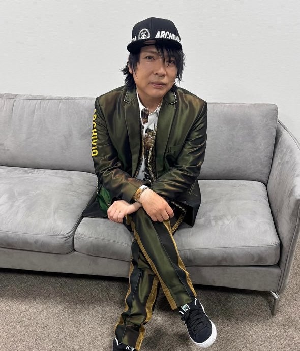 脳腫瘍公表のLUNA SEA真矢、ファンの応援メッセージを読む最新ショットに反響「立ってる姿に涙」「前進してる」