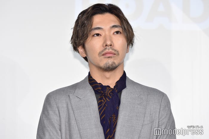 短髪の柄本佑(C)モデルプレス