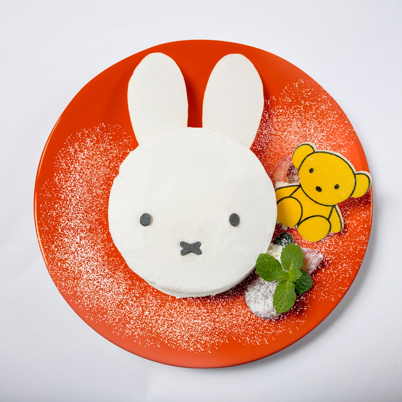 「ミッフィーのおばけシフォンケーキ？！」￥1，380（税抜）／Illustrations Dick Bruna（C）copyright Mercis bv，1953-2016 www．miffy．com