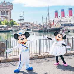 「東京ディズニーシー20周年：タイム・トゥ・シャイン！」のコスチュームを着たミッキーマウスとミニーマウス（C）Disney