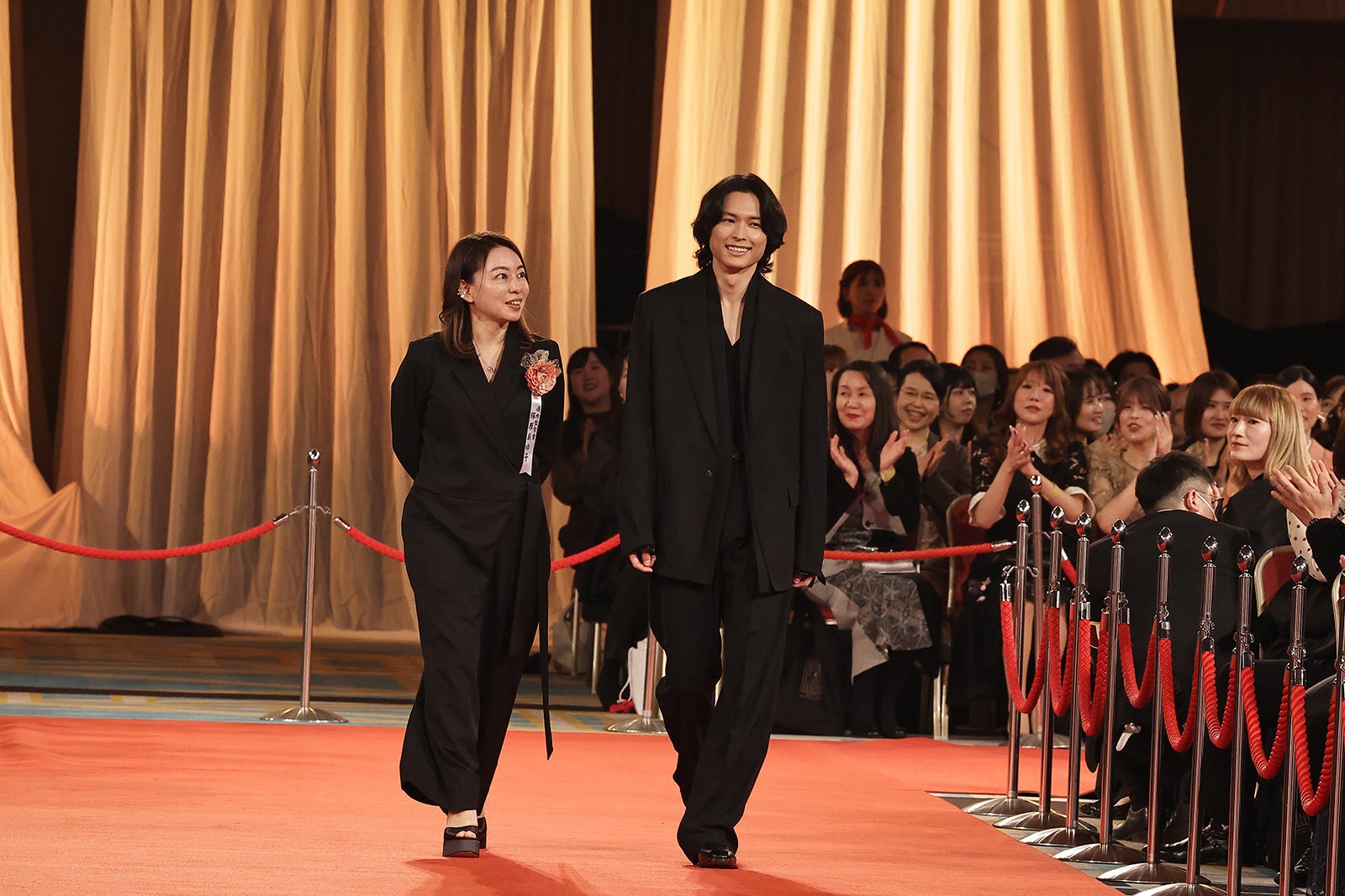 塚原あゆ子監督、松村北斗（C）日本アカデミー協会