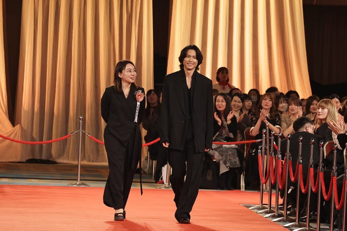 塚原あゆ子氏、松村北斗(C)モデルプレス