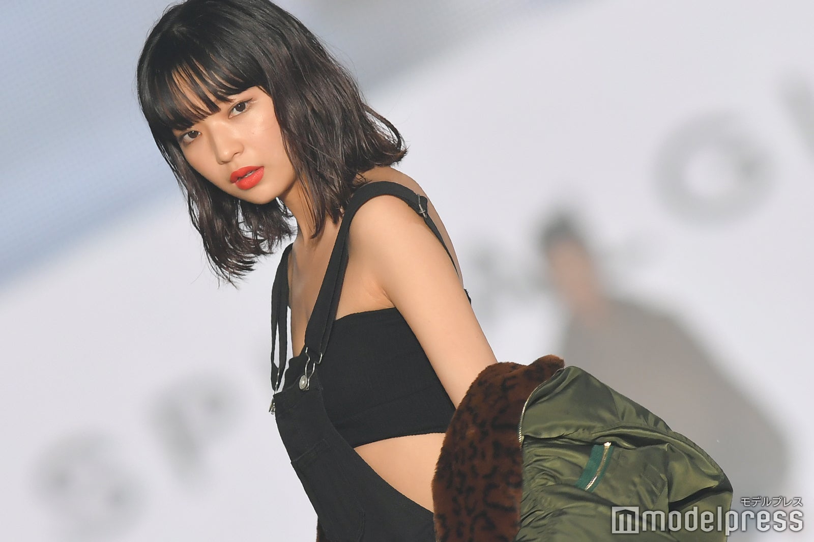 田中芽衣 谷間チラリ 妖艶肌見せコーデで堂々キャットウォーク 関コレ19a W モデルプレス