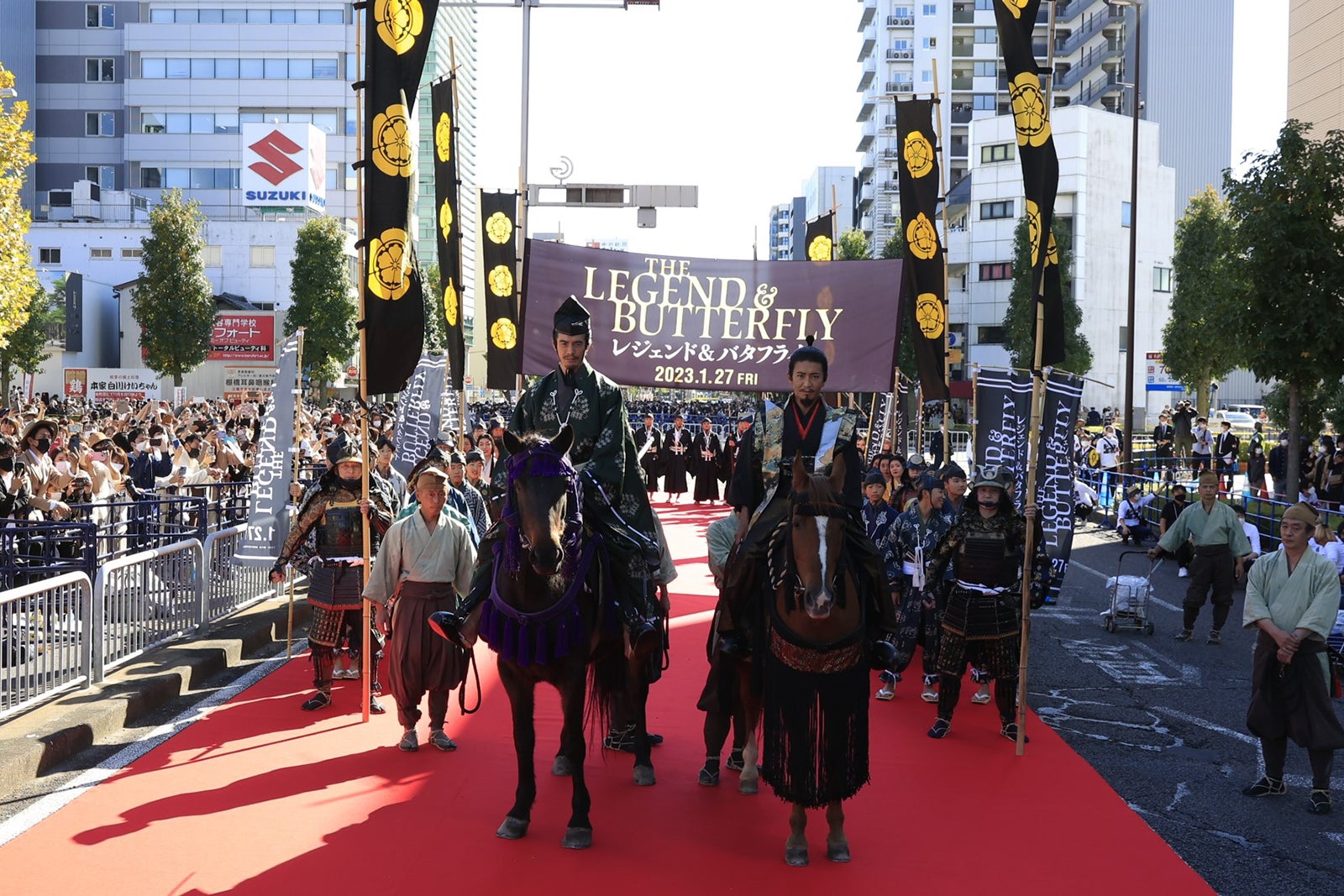 伊藤英明、木村拓哉／「信長公騎馬武者行列」の様子（C）2023「THE LEGEND & BUTTERFLY」製作委員会
