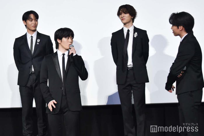 與那城奨、金城碧海、川尻蓮から視線を受けるも「誰?」ととぼける木全翔也 (C)モデルプレス