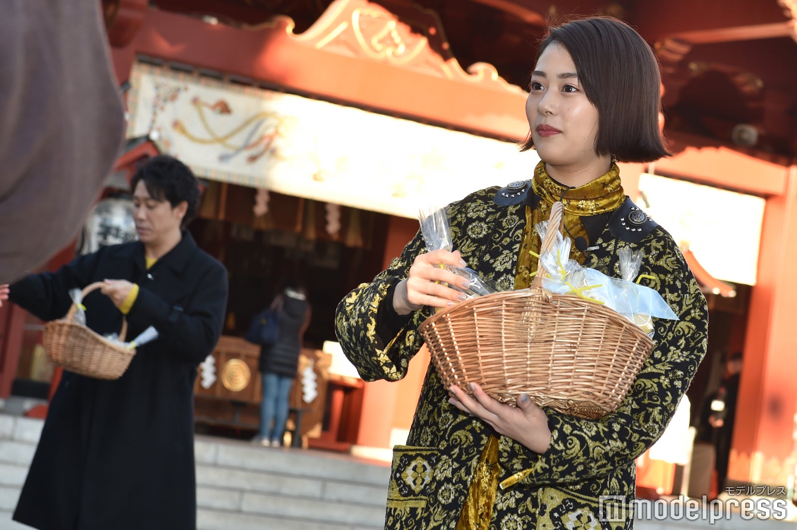 バナナを配る高畑充希 （C）モデルプレス