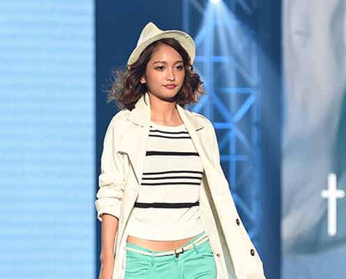 「JELLY」安井レイ、ほっそりウエストチラ見せの爽快ランウェイ<神戸コレクション2015S/S>