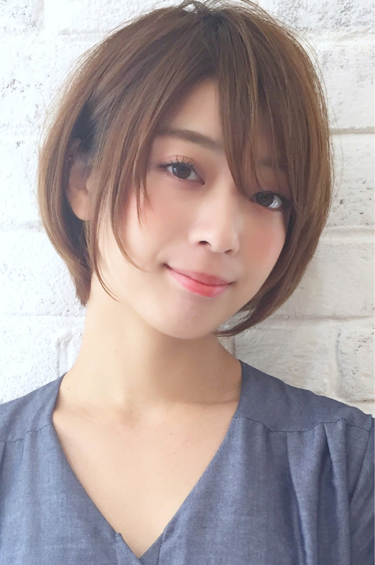 丸顔はショートヘアで小顔見せを狙って隠すことから卒業！ モデルプレス