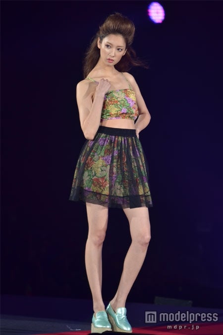 加藤ミリヤプロデュースブランド「KAWI JAMELE」を着こなす菜々緒