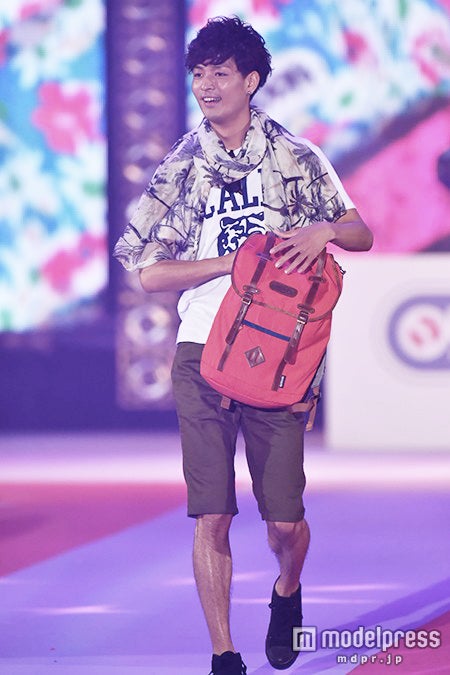 中村昌也、192cmの長身活かし初ランウェイ　観客へプレゼントも＜GirlsAward 2015 S／S＞