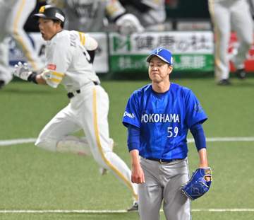 崖っぷちDeNAの敬遠策裏目 先発・平良が2死一、二塁で山本祐に同点2点三塁打浴びる 右翼・井上のダイビング及ばず 続く柳田の中前適時打で勝ち越される