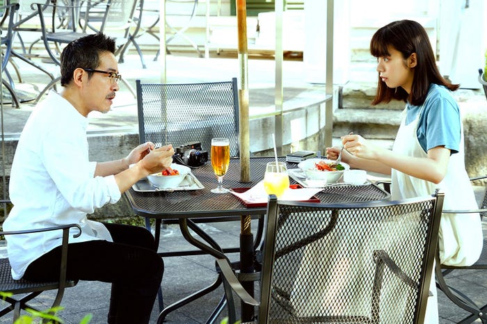 田口トモロヲ、池田エライザ(C)「名建築で昼食を」製作委員会