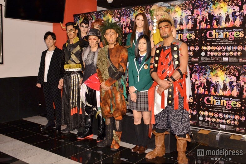【後列左から】E-girlsのEire、Aya、Shizuka、Ami【前列左から】岸谷五朗、EXILEのNAOKI、TETSUYA、USA、水野絵梨奈、EXILEの関口メンディー