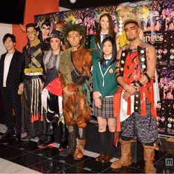 【後列左から】E-girlsのEire、Aya、Shizuka、Ami【前列左から】岸谷五朗、EXILEのNAOKI、TETSUYA、USA、水野絵梨奈、EXILEの関口メンディー