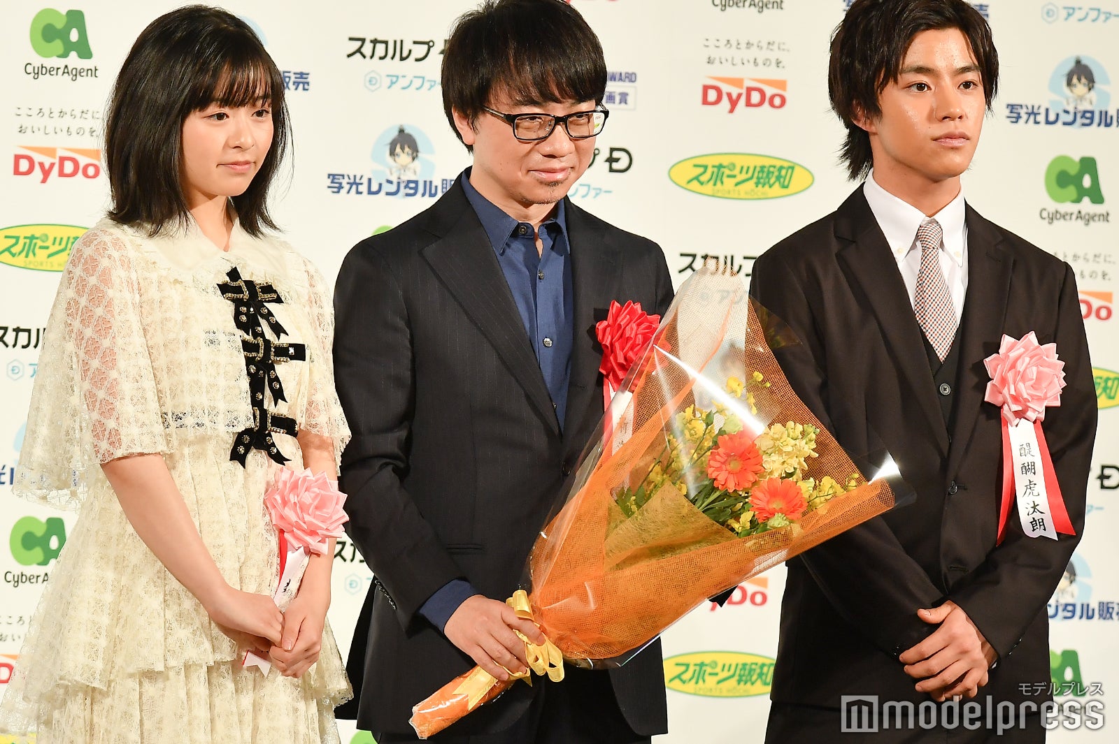 （左から）森七菜、新海誠監督、醍醐虎汰朗（C）モデルプレス