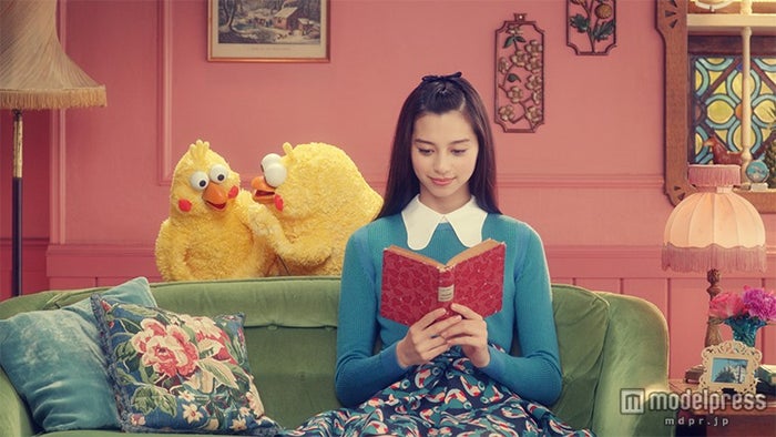 インコとたわむれ歌う美女 中条あやみのcmに 可愛すぎ 癒される の声 モデルプレス