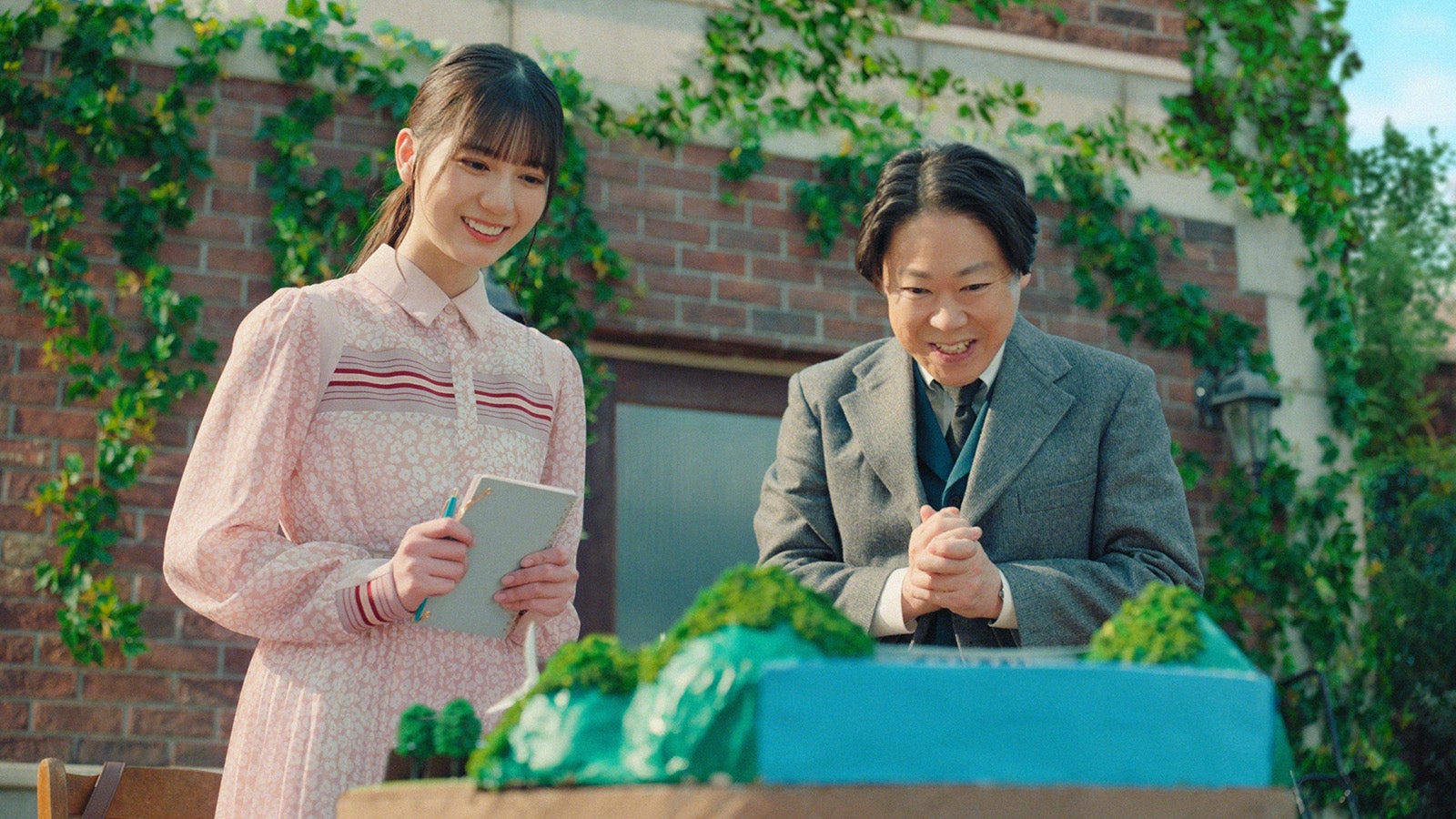 小坂菜緒、阿部サダヲ／新CM『すすめ、ゼロカーボン！』篇より （提供写真）