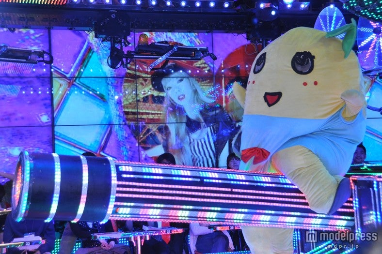 ロボット戦車にまたがるふなっしー