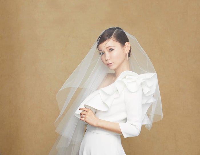 中川翔子 大胆肩出しウエディングドレス姿で変身 これは誰 結婚観に変化 モデルプレス