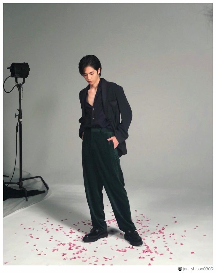 志尊淳、胸元チラリ…大人SEXYなショットに「色気やばい」「ドキッとした」とファン悶絶