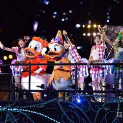 AKB48とディズニーのキャラクターたちが一緒にパフォーマンス／スペシャルショー「Halloween Party with AKB48」／（C）Disney