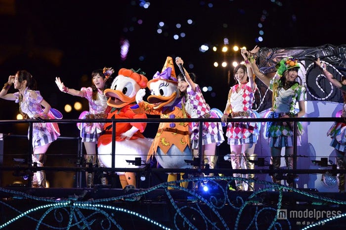 AKB48とディズニーのキャラクターたちが一緒にパフォーマンス/スペシャルショー「Halloween Party with AKB48」/(C)Disney