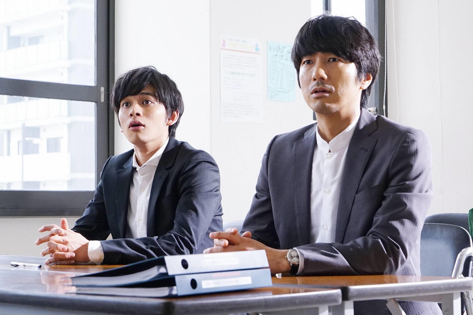 北村匠海、眞島秀和／「隣の家族は青く見える」最終話より（C）フジテレビ