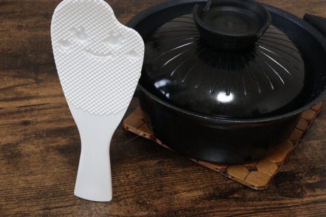 ダイソーのくっつきにくい立つしゃもじ（大）を立てる