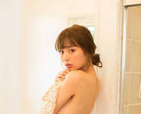 内田理央、すっぴん・お尻ヌード・入浴・コスプレ…大胆披露 “だーりお”をひとり占め!?