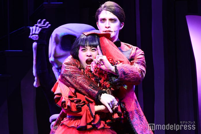 清水美依紗、ジェシー「Creepy Old Guy」/「ビートルジュース」プレスコールより