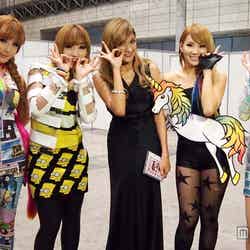 2NE1と「たこ焼きポーズ」で記念撮影するローラ（中央）
