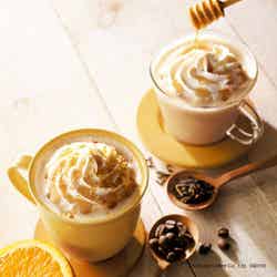 （左から）オレンジハニーラテ、ハニーロイヤルミルクティー／画像提供：株式会社ドトールコーヒー