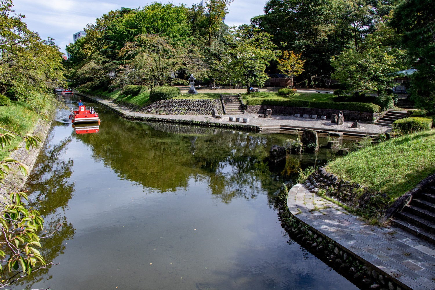 富山城址公園のすぐ横を流れる松川は、富山城を守った天然の外堀です／提供画像