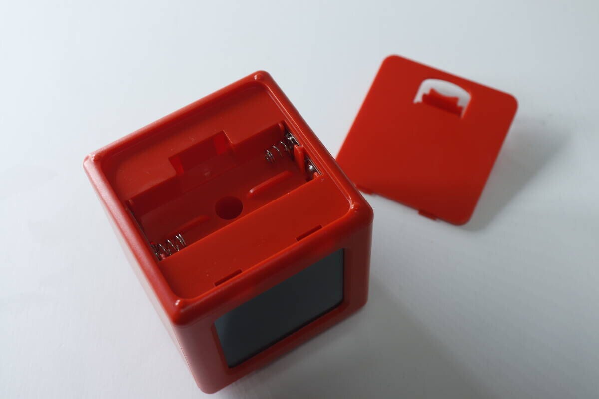 ダイソーのブロック型デジタルタイマー時計の電池ボックス