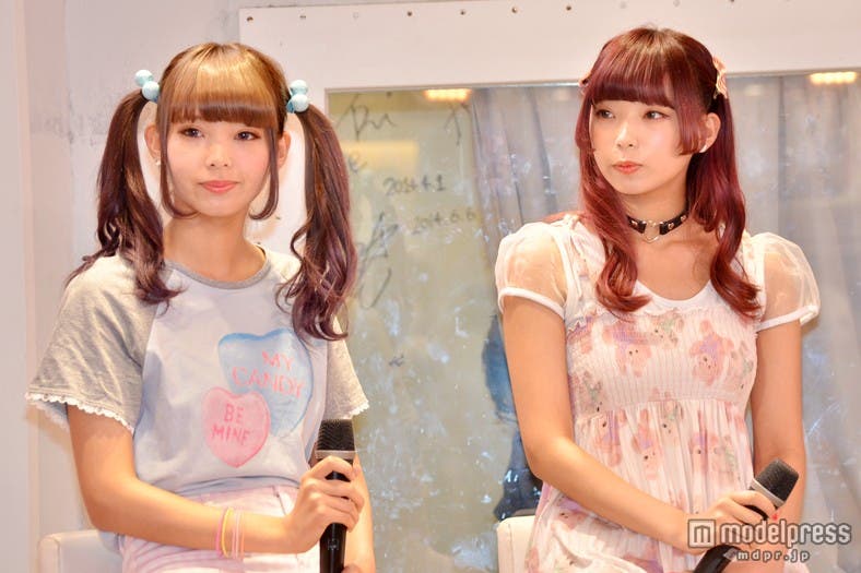 雑誌「Zipper」等で人気の双子モデルmim、mam(左から)