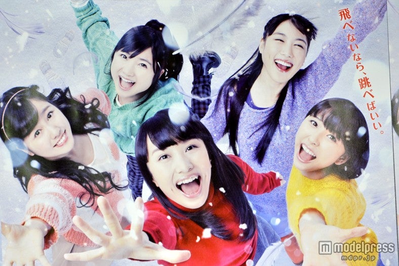 能年玲奈に似てるとマネージャーから言われた高城れに（右上）／「天使とジャンプ」ポスター