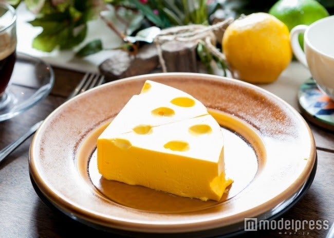 「チーズ×チーズ×チーズ ケーキ」　690円（税抜）／画像提供：Globridge
