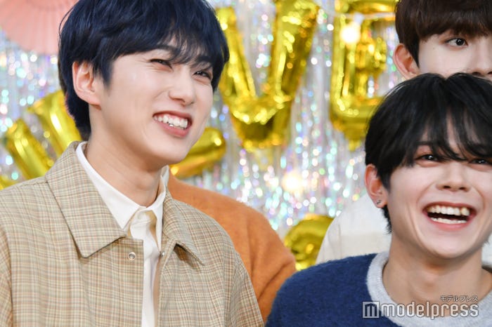 2人で笑っていた尾崎匠海、藤牧京介 (C)モデルプレス
