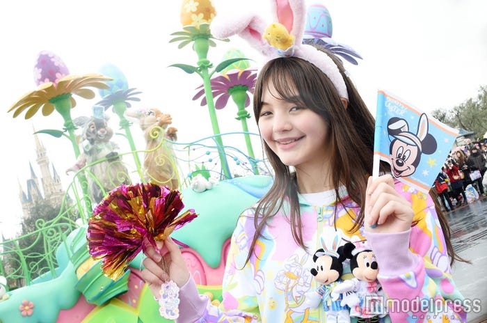 応援グッズ(モデル:藤田エミリ)/(C)モデルプレス