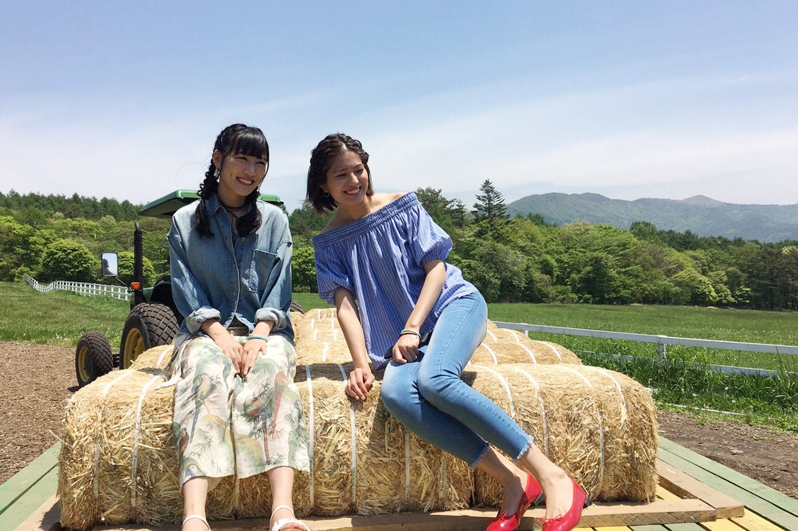 清泉寮ヘイライド（左から）高城れに、寺本愛美（C）TBS