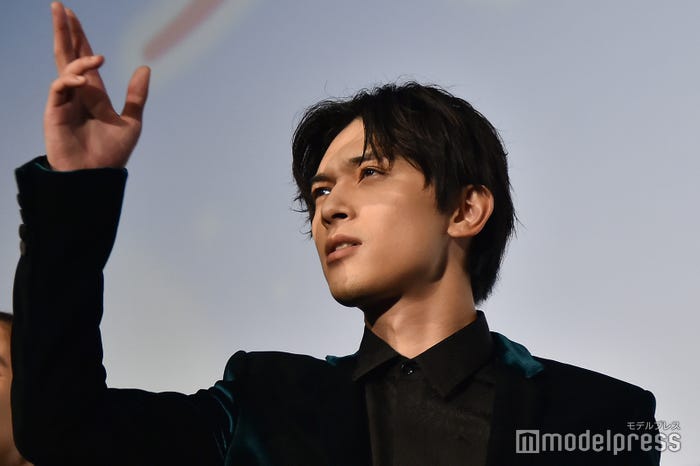 投げキスをキメる吉沢亮(C)モデルプレス