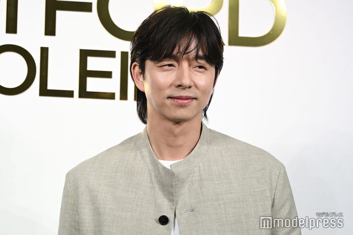 歓声に対して茶目っ気たっぷりにクールな表情をするコン・ユ(C)モデルプレス