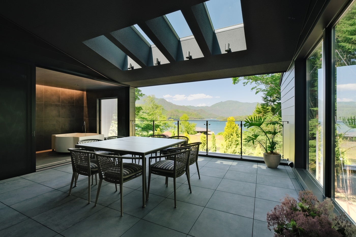 山梨河口湖に貸切ホテル「hotel norm．air fuji」サウナやテラスで“チル”する非日常空間