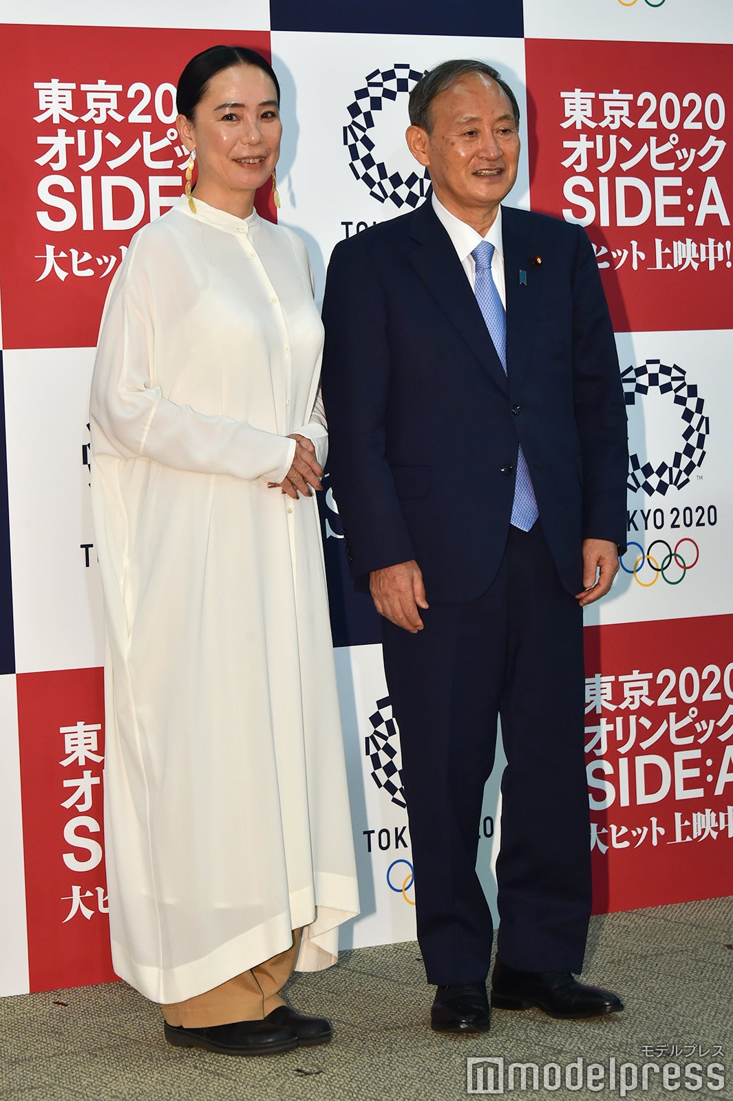 河瀨直美監督、菅義偉氏（C）モデルプレス