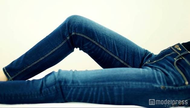 伸縮性抜群の素材で、常に脚にフィットするデザインが特徴